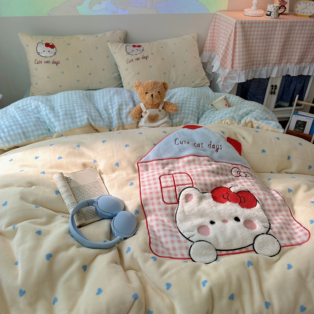 91家纺网 家纺一手货源 找家纺 桃子家居 2025新款A类兔毛贴布绣刺绣牛奶绒四件套 绒贴布绣-铅笔屋猫咪奶油蓝