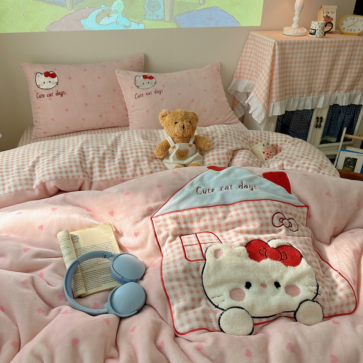 91家纺网 家纺一手货源 找家纺 桃子家居 2025新款A类兔毛贴布绣刺绣牛奶绒四件套 绒贴布绣-铅笔屋猫咪粉粉