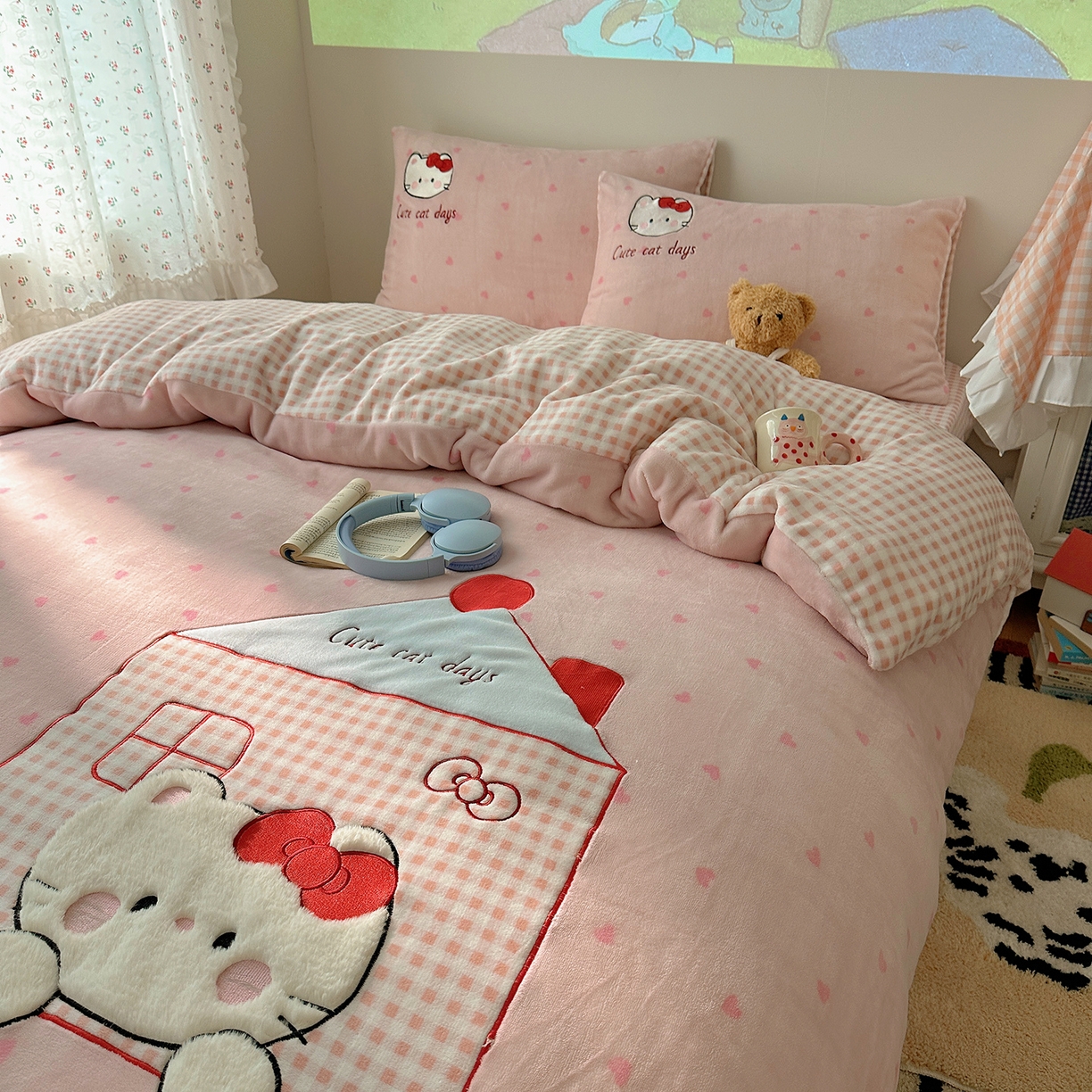 91家纺网 家纺一手货源 找家纺 桃子家居 2025新款A类兔毛贴布绣刺绣牛奶绒四件套 绒贴布绣-铅笔屋猫咪粉粉