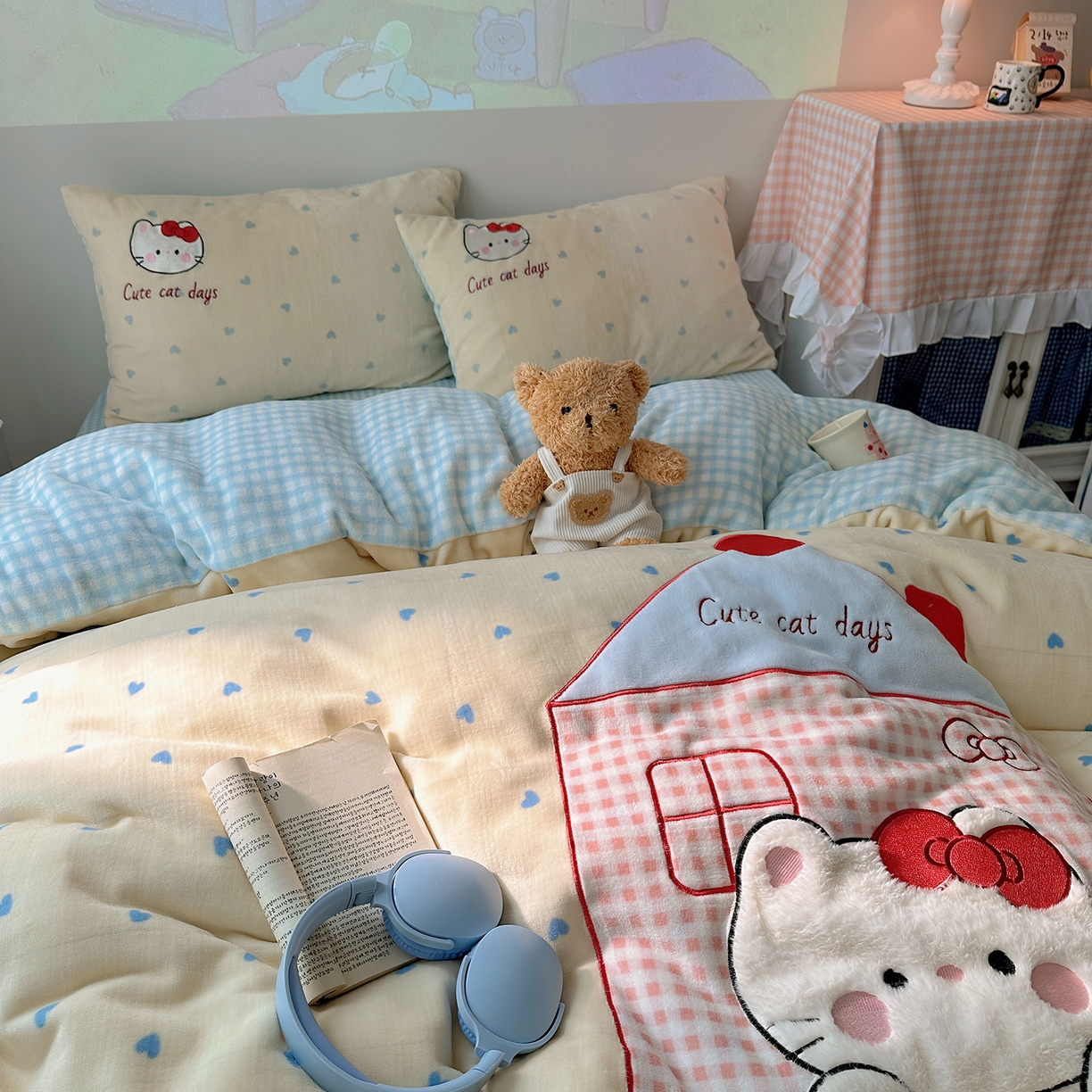 91家纺网 家纺一手货源 找家纺 桃子家居 2025新款A类兔毛贴布绣刺绣牛奶绒四件套 绒贴布绣-铅笔屋猫咪奶油蓝