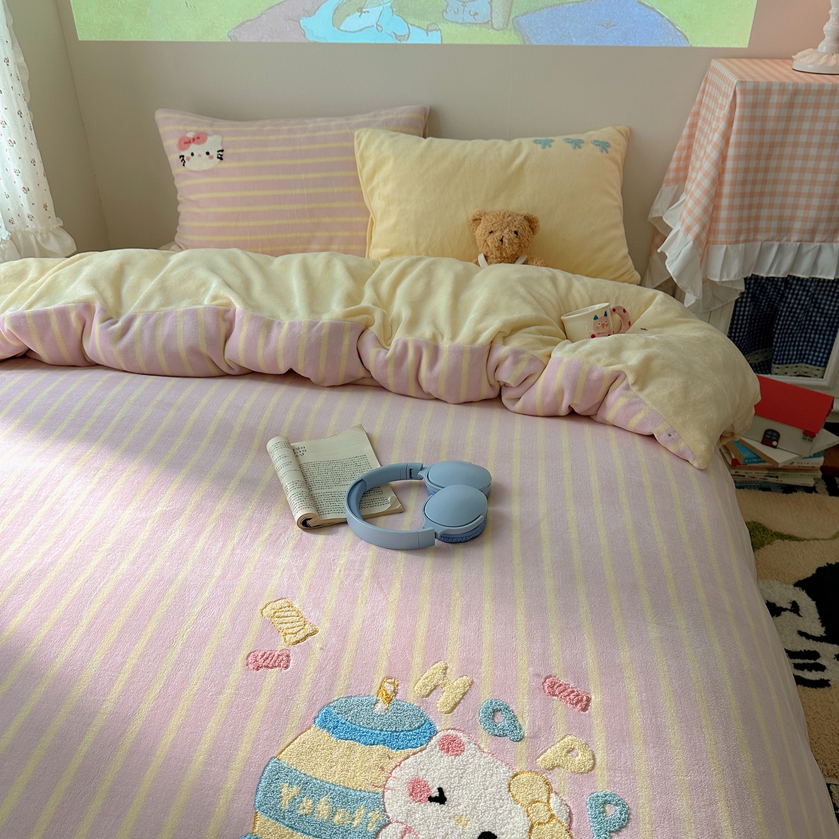 91家纺网 家纺一手货源 找家纺 桃子家居 2025新款A类兔毛贴布绣刺绣牛奶绒四件套 绒贴布绣-养乐多猫咪粉黄