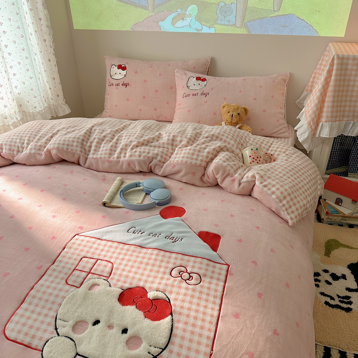 91家纺网 家纺一手货源 找家纺 桃子家居 2025新款A类兔毛贴布绣刺绣牛奶绒四件套 绒贴布绣-铅笔屋猫咪粉粉