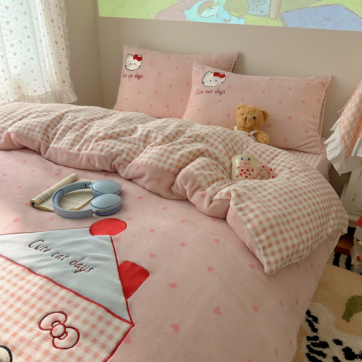 91家纺网 家纺一手货源 找家纺 桃子家居 2025新款A类兔毛贴布绣刺绣牛奶绒四件套 绒贴布绣-铅笔屋猫咪粉粉