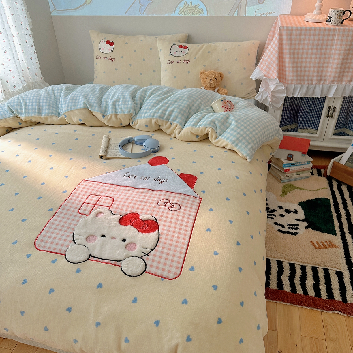 91家纺网 家纺一手货源 找家纺 桃子家居 2025新款A类兔毛贴布绣刺绣牛奶绒四件套 绒贴布绣-铅笔屋猫咪奶油蓝