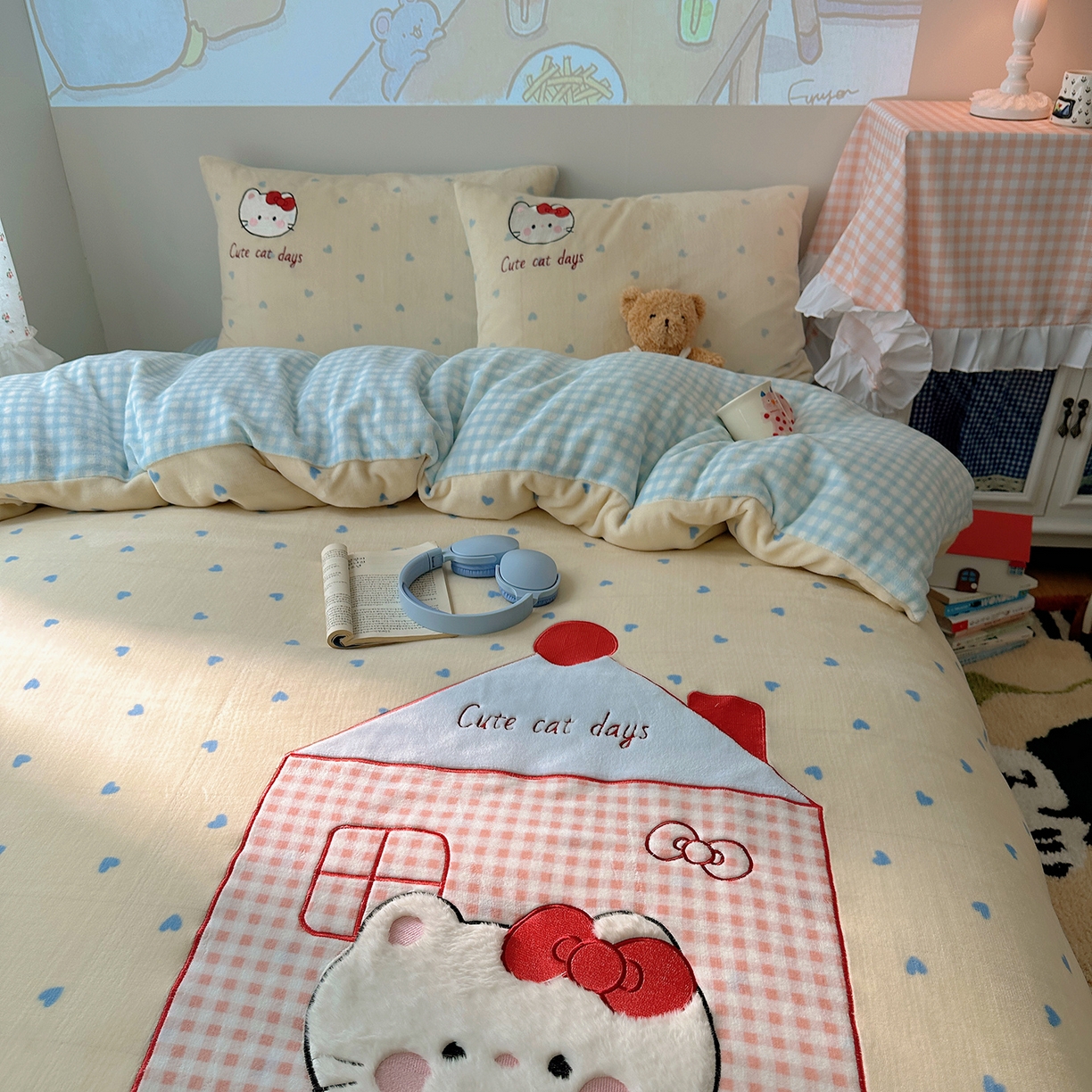 91家纺网 家纺一手货源 找家纺 桃子家居 2025新款A类兔毛贴布绣刺绣牛奶绒四件套 绒贴布绣-铅笔屋猫咪奶油蓝