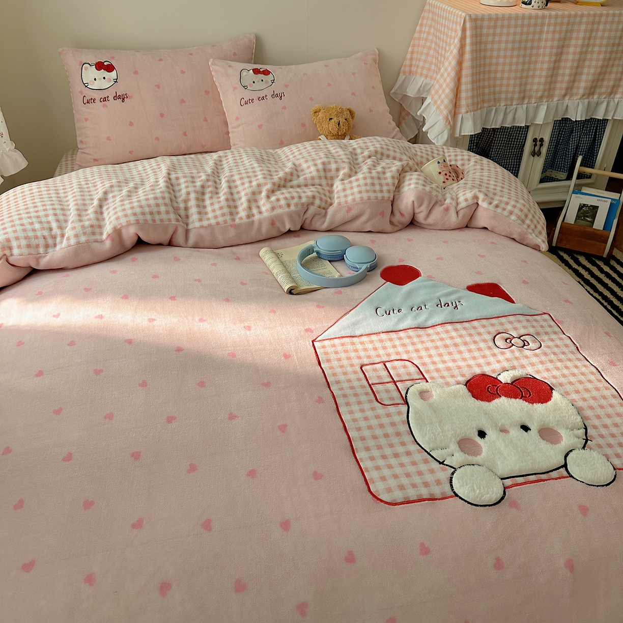 91家纺网 家纺一手货源 找家纺 桃子家居 2025新款A类兔毛贴布绣刺绣牛奶绒四件套 绒贴布绣-铅笔屋猫咪粉粉