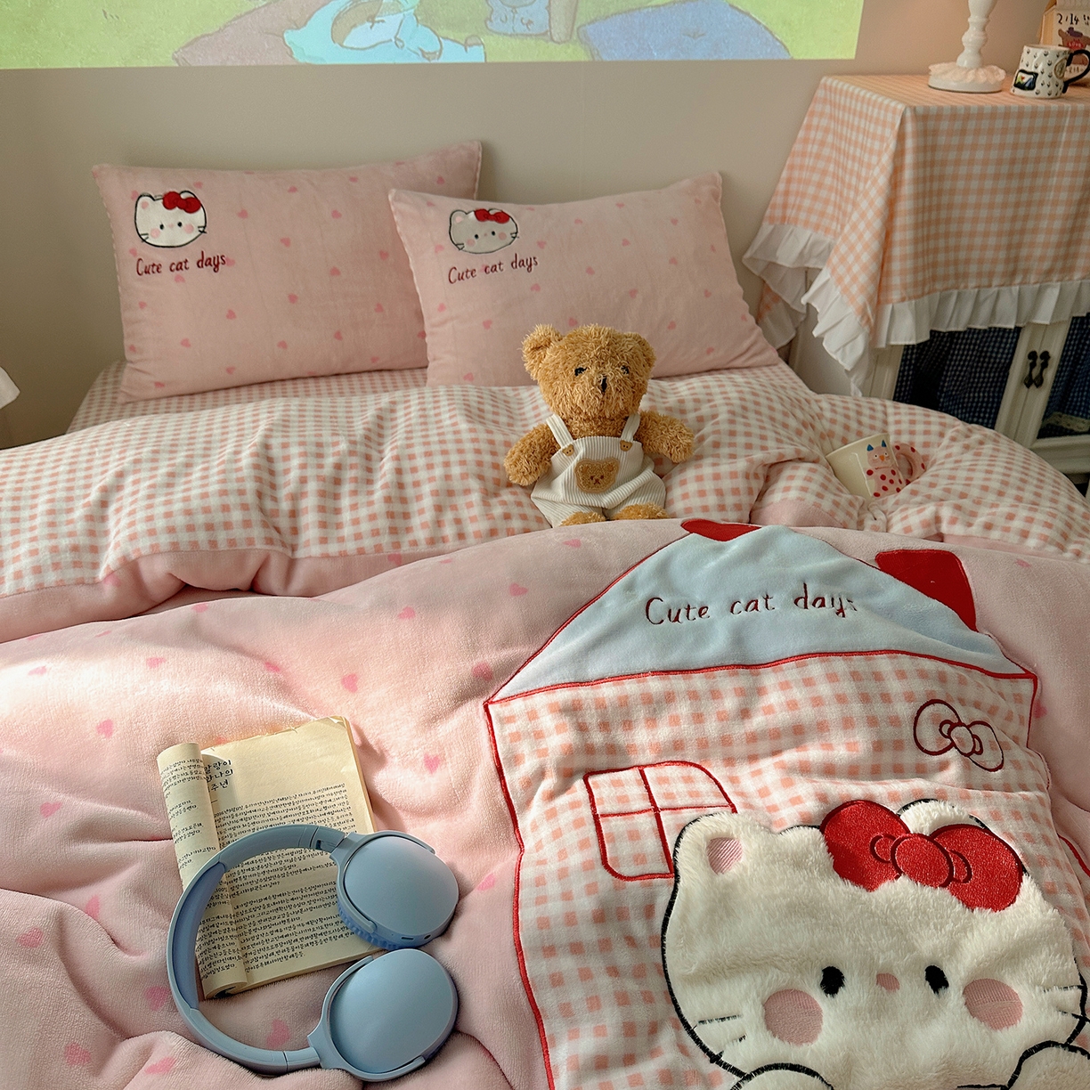 91家纺网 家纺一手货源 找家纺 桃子家居 2025新款A类兔毛贴布绣刺绣牛奶绒四件套 绒贴布绣-铅笔屋猫咪粉粉