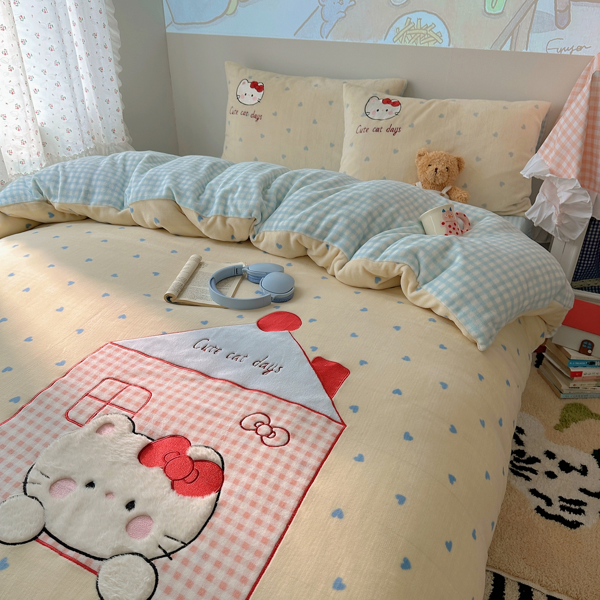 91家纺网 家纺一手货源 找家纺 桃子家居 2025新款A类兔毛贴布绣刺绣牛奶绒四件套 绒贴布绣-铅笔屋猫咪奶油蓝