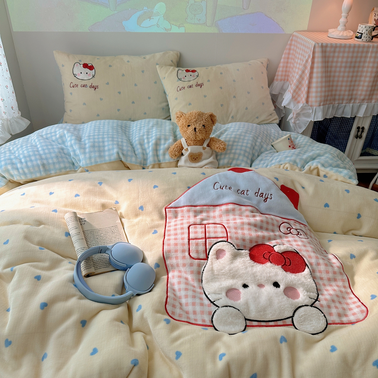 91家纺网 家纺一手货源 找家纺 桃子家居 2025新款A类兔毛贴布绣刺绣牛奶绒四件套 绒贴布绣-铅笔屋猫咪奶油蓝