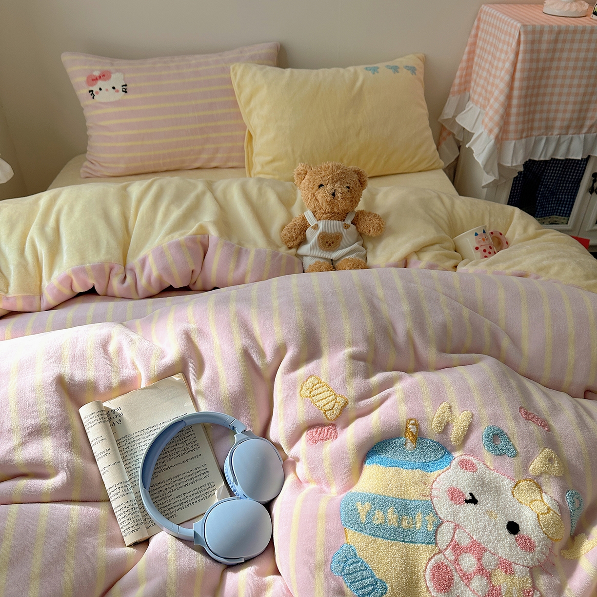 91家纺网 家纺一手货源 找家纺 桃子家居 2025新款A类兔毛贴布绣刺绣牛奶绒四件套 绒贴布绣-养乐多猫咪粉黄