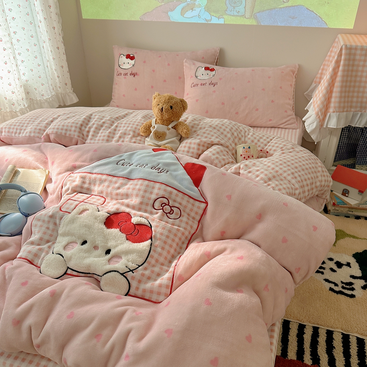 91家纺网 家纺一手货源 找家纺 桃子家居 2025新款A类兔毛贴布绣刺绣牛奶绒四件套 绒贴布绣-铅笔屋猫咪粉粉