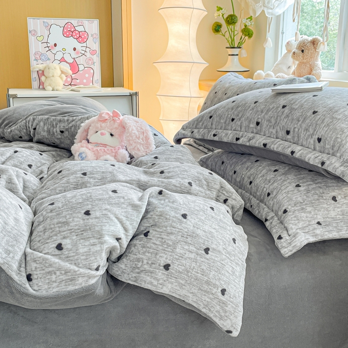 91家纺网 家纺一手货源 找家纺 典曼家纺 2025新款加厚保暖双面牛奶绒四件套 心动-灰
