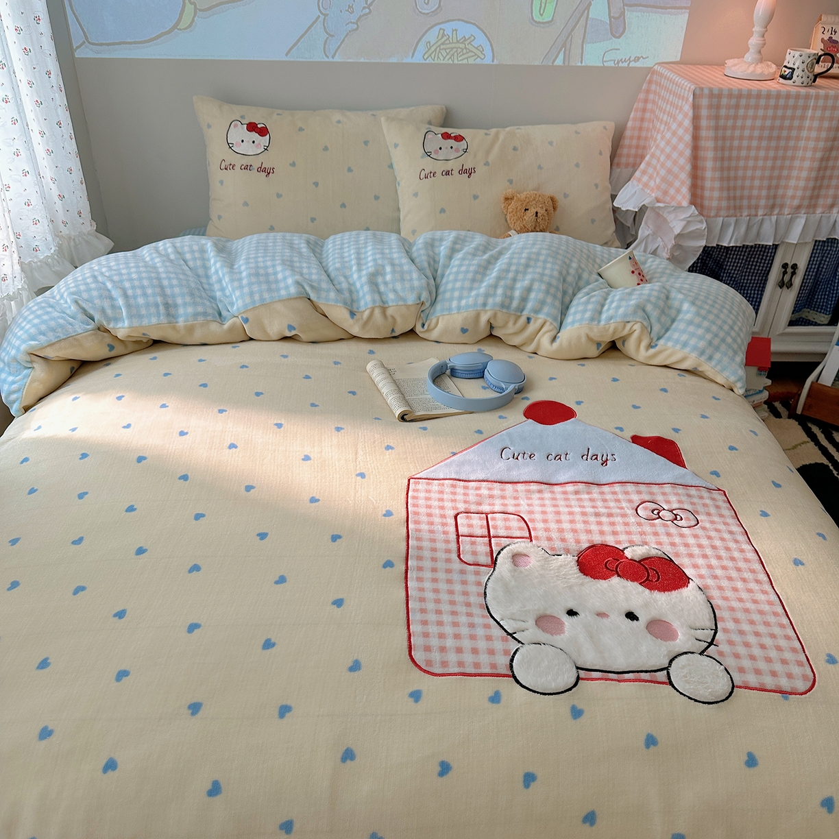 91家纺网 家纺一手货源 找家纺 桃子家居 2025新款A类兔毛贴布绣刺绣牛奶绒四件套 绒贴布绣-铅笔屋猫咪奶油蓝