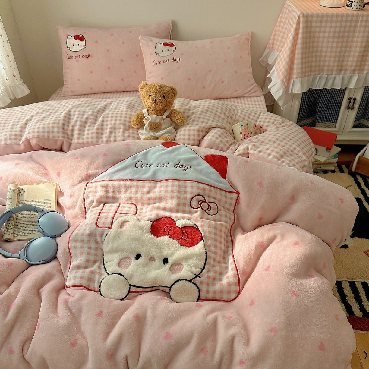 91家纺网 家纺一手货源 找家纺 桃子家居 2025新款A类兔毛贴布绣刺绣牛奶绒四件套 绒贴布绣-铅笔屋猫咪粉粉