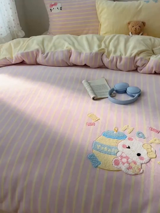 91家纺网 家纺一手货源 找家纺 桃子家居 2025新款A类兔毛贴布绣刺绣牛奶绒四件套 绒贴布绣-养乐多猫咪粉黄