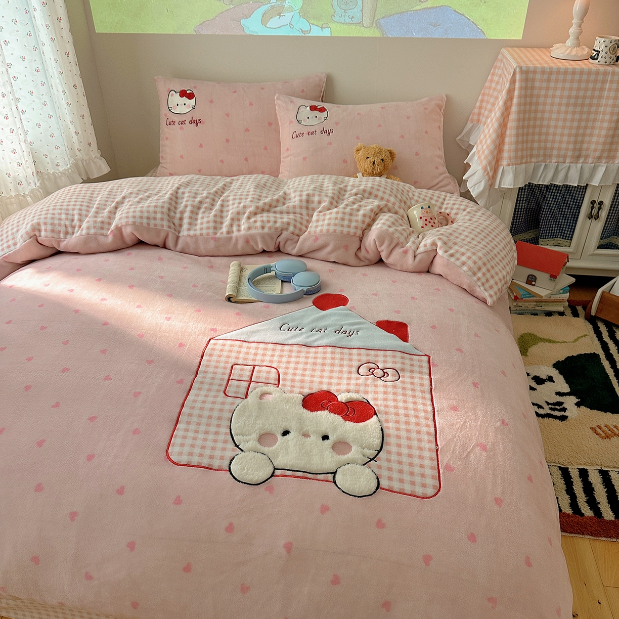 91家纺网 家纺一手货源 找家纺 桃子家居 2025新款A类兔毛贴布绣刺绣牛奶绒四件套 绒贴布绣-铅笔屋猫咪粉粉