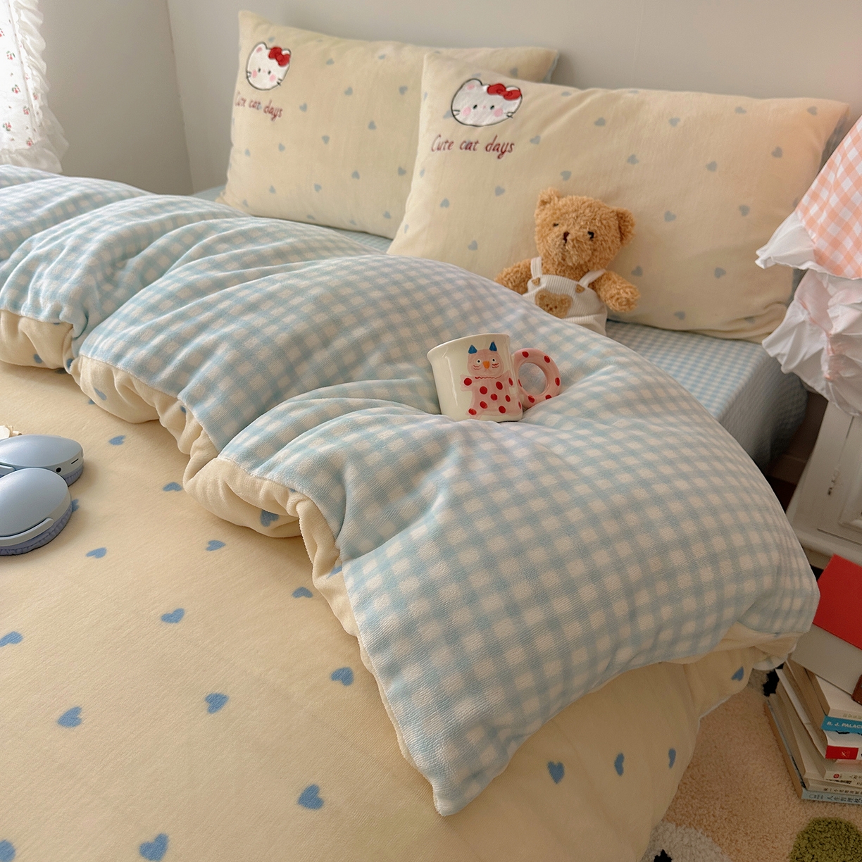 91家纺网 家纺一手货源 找家纺 桃子家居 2025新款A类兔毛贴布绣刺绣牛奶绒四件套 绒贴布绣-铅笔屋猫咪奶油蓝