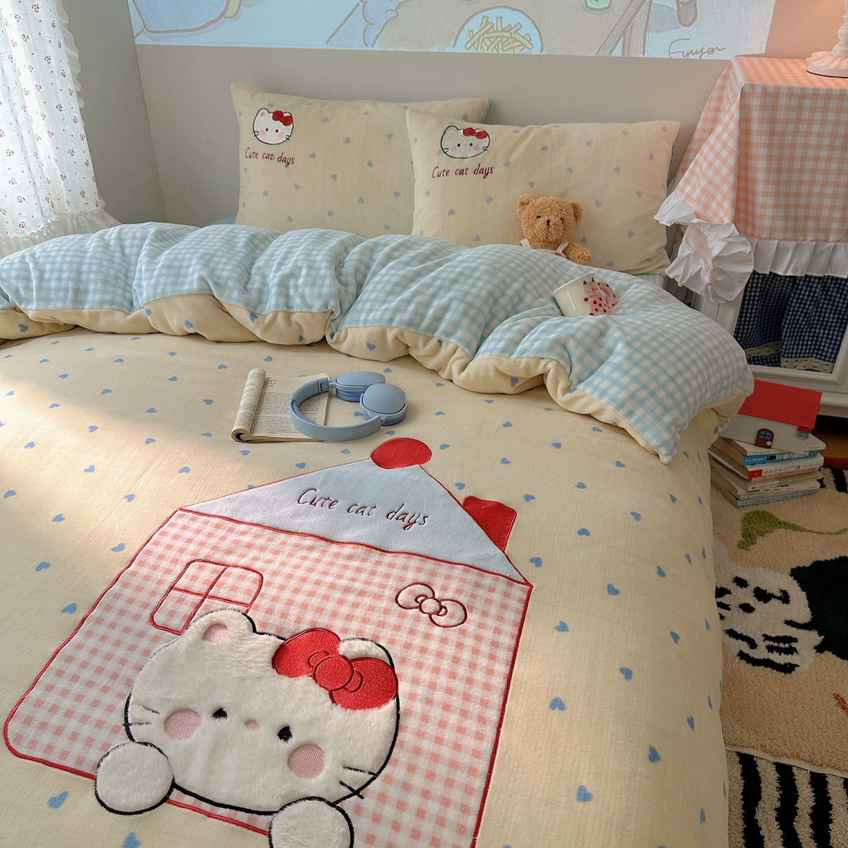 91家纺网 家纺一手货源 找家纺 桃子家居 2025新款A类兔毛贴布绣刺绣牛奶绒四件套 绒贴布绣-铅笔屋猫咪奶油蓝