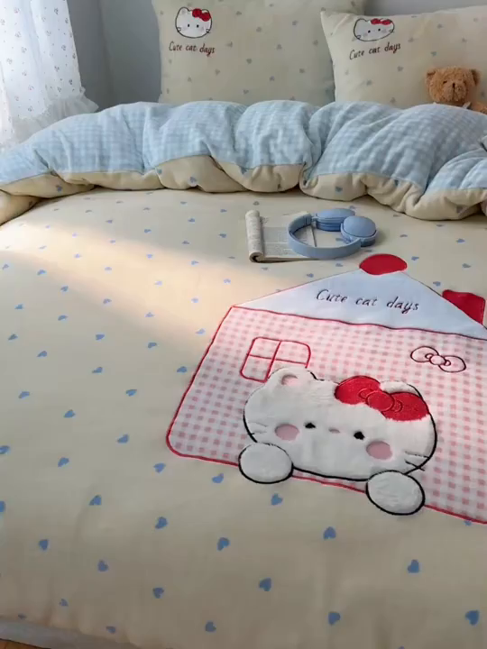91家纺网 家纺一手货源 找家纺 桃子家居 2025新款A类兔毛贴布绣刺绣牛奶绒四件套 绒贴布绣-铅笔屋猫咪奶油蓝