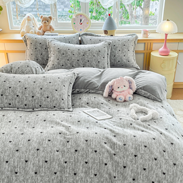 91家纺网 家纺一手货源 找家纺 典曼家纺 2025新款加厚保暖双面牛奶绒四件套 心动-灰