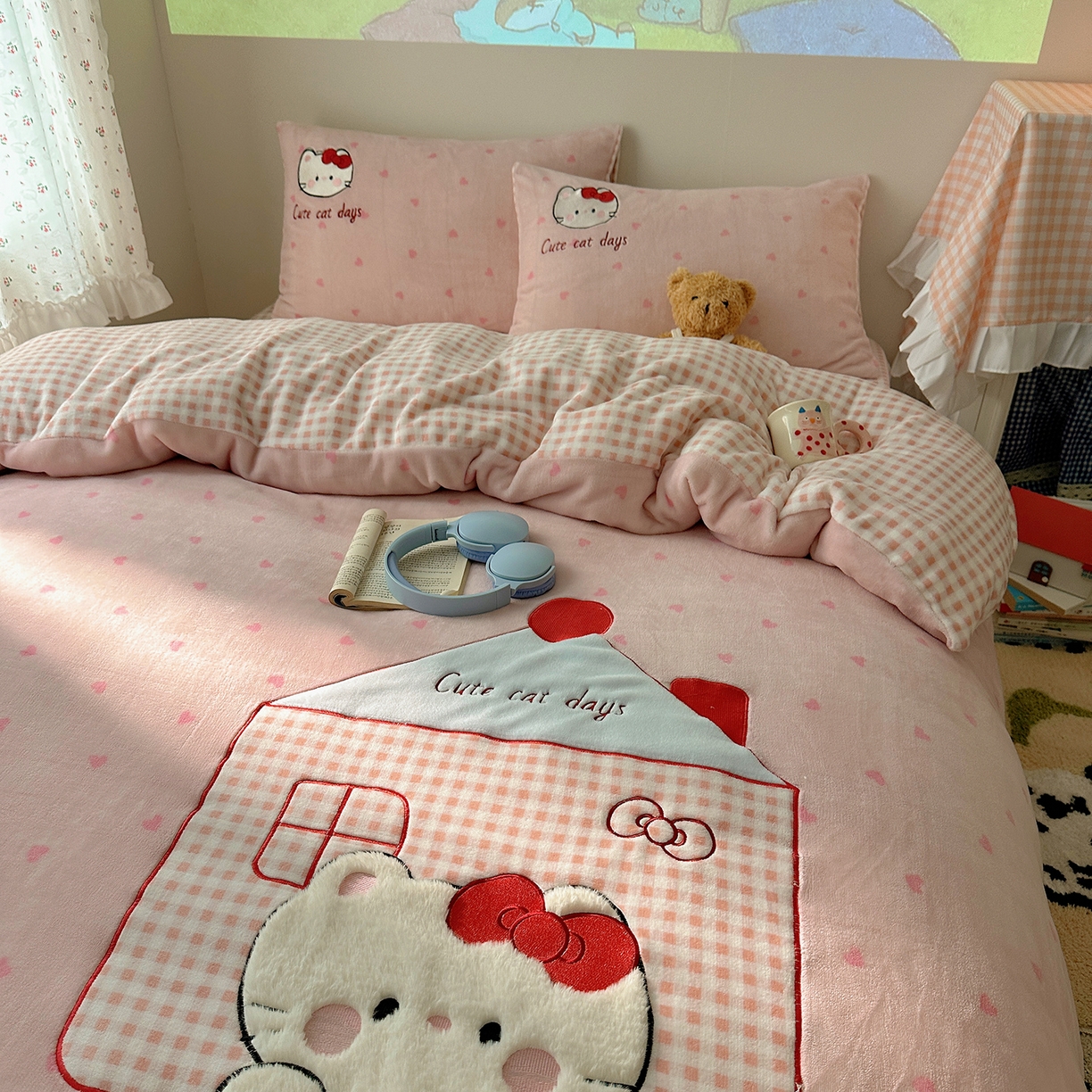 91家纺网 家纺一手货源 找家纺 桃子家居 2025新款A类兔毛贴布绣刺绣牛奶绒四件套 绒贴布绣-铅笔屋猫咪粉粉