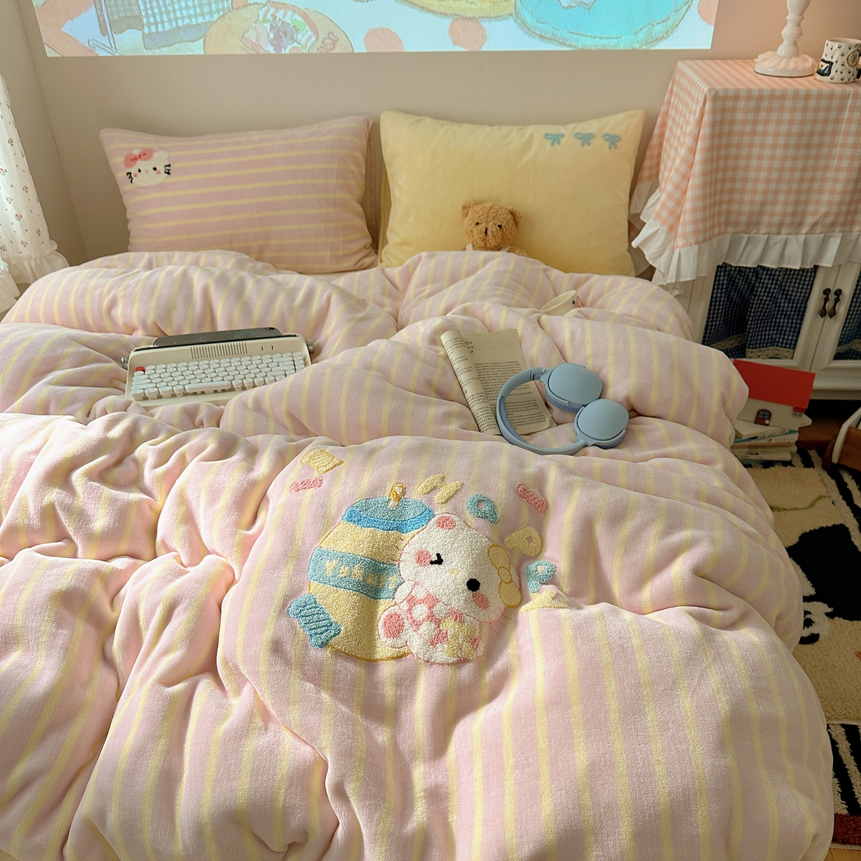 桃子家居 2025新款A类兔毛贴布绣刺绣牛奶绒四件套 绒贴布绣-养乐多猫咪粉黄