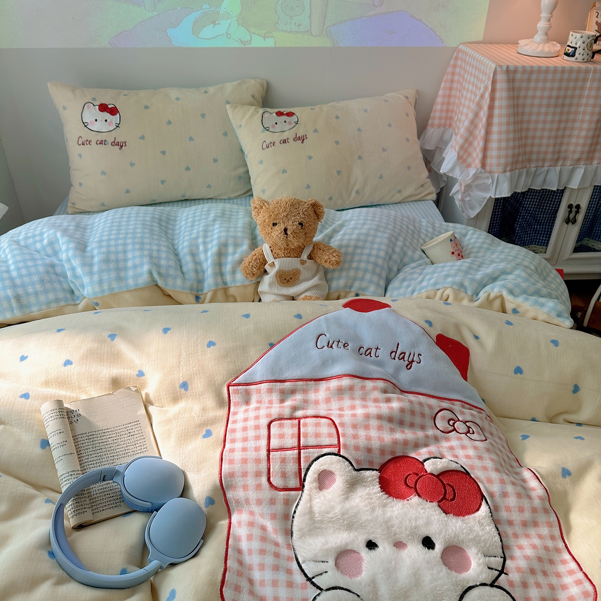 91家纺网 家纺一手货源 找家纺 桃子家居 2025新款A类兔毛贴布绣刺绣牛奶绒四件套 绒贴布绣-铅笔屋猫咪奶油蓝