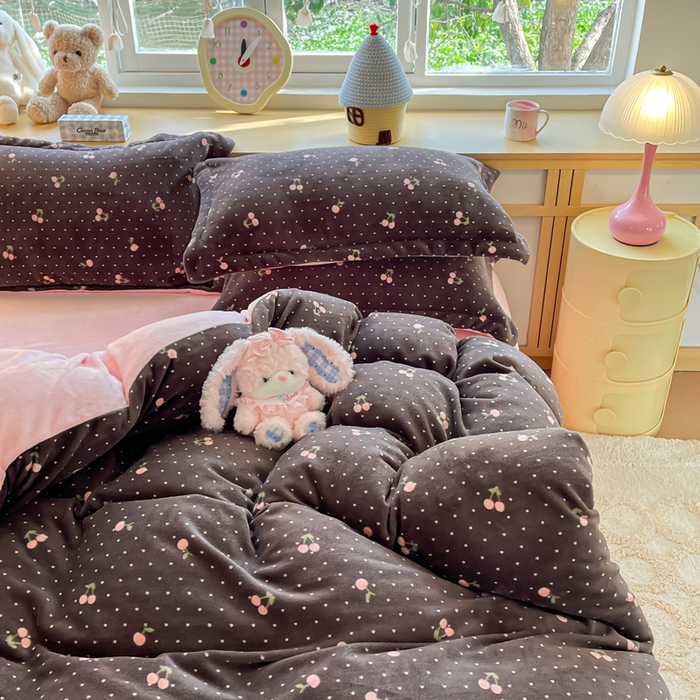 91家纺网 家纺一手货源 找家纺 典曼家纺 2025新款加厚保暖双面牛奶绒四件套 樱桃点点