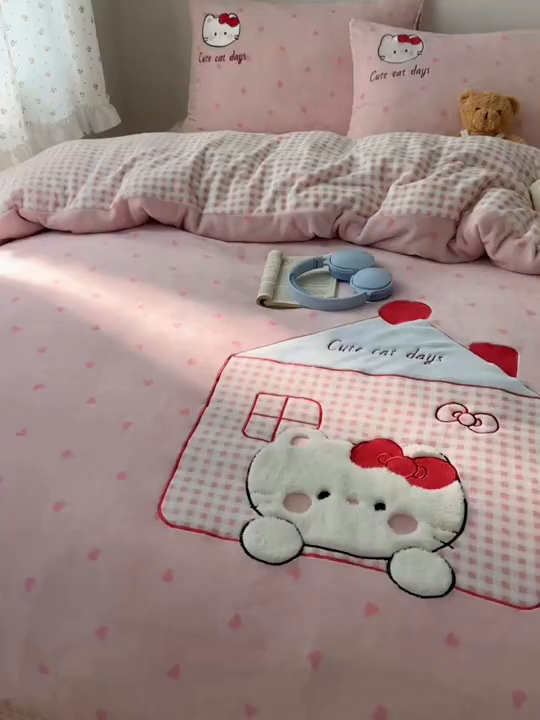 91家纺网 家纺一手货源 找家纺 桃子家居 2025新款A类兔毛贴布绣刺绣牛奶绒四件套 绒贴布绣-铅笔屋猫咪粉粉