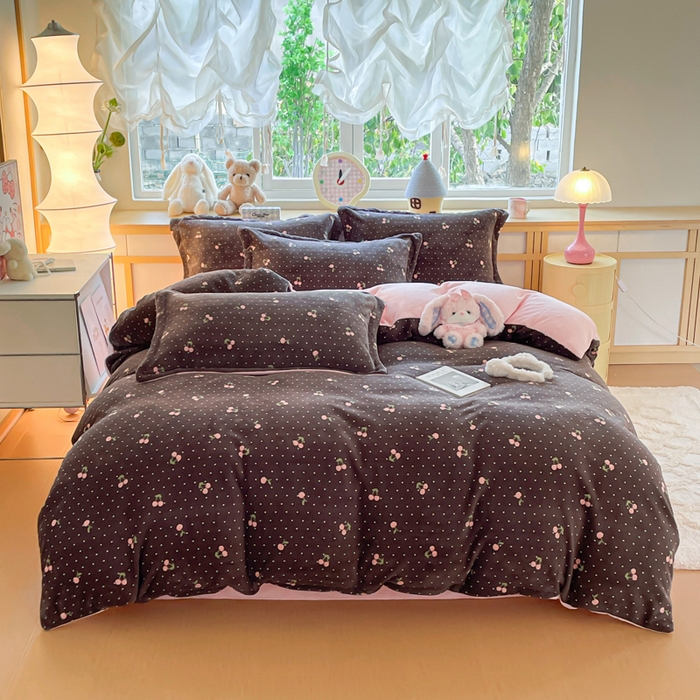 91家纺网 家纺一手货源 找家纺 典曼家纺 2025新款加厚保暖双面牛奶绒四件套 樱桃点点