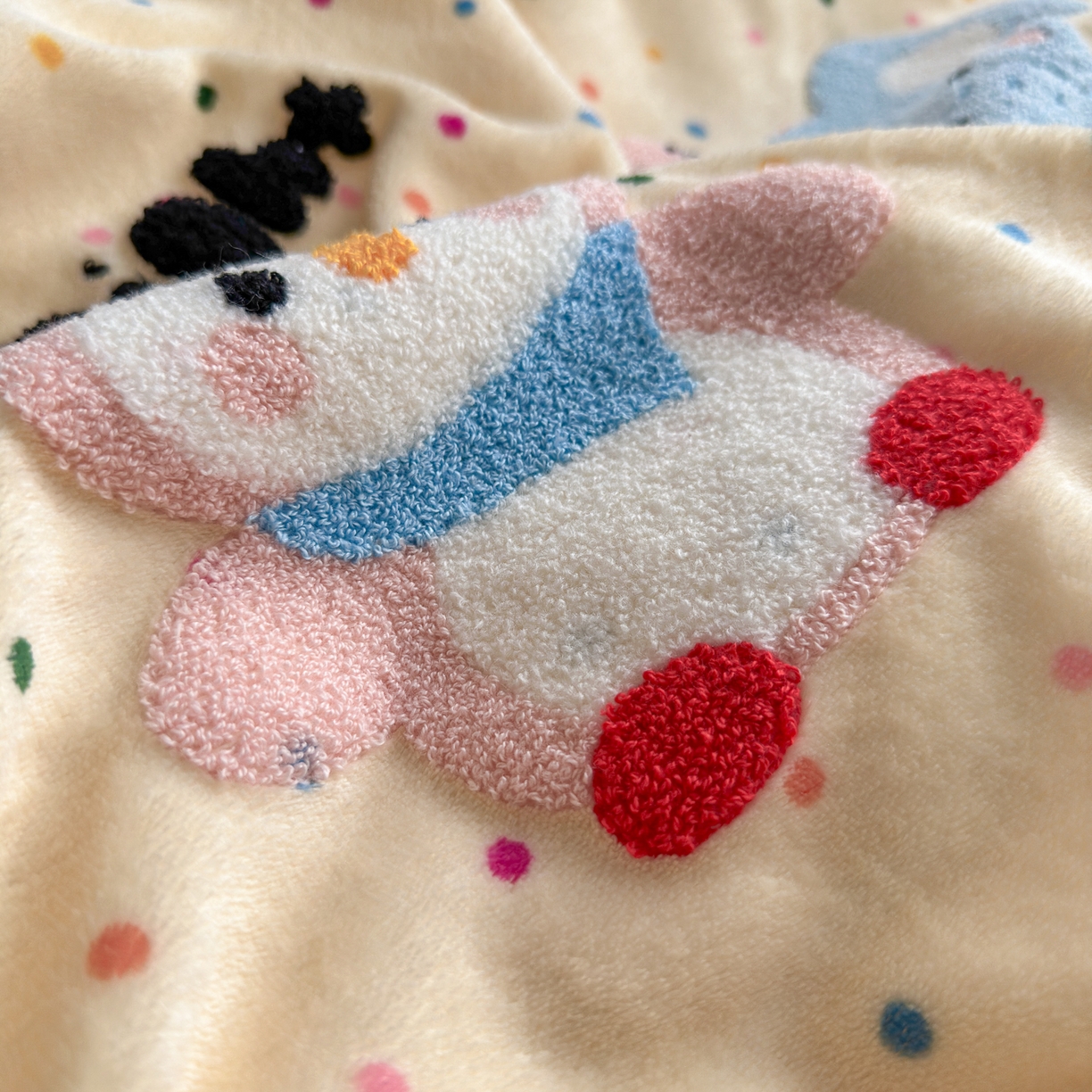 91家纺网 家纺一手货源 找家纺 优卡迪家纺馆 2025新款牛奶绒毛巾绣四件套 下载文件包含买家秀 波点萌宠-奶黄