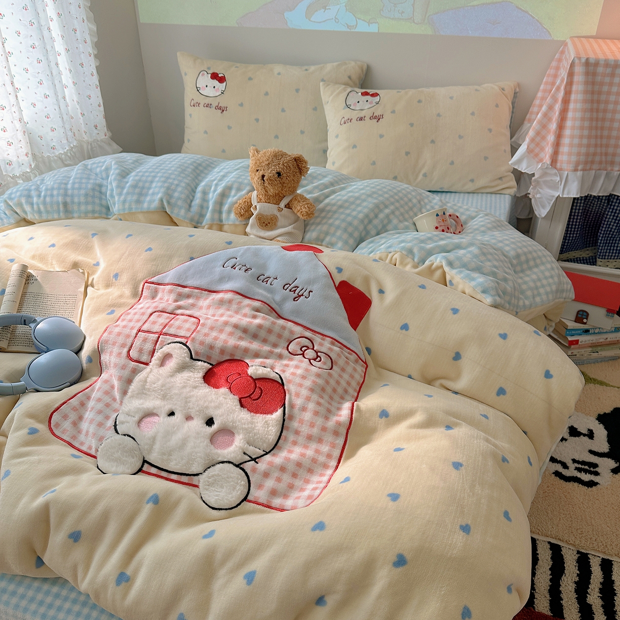 91家纺网 家纺一手货源 找家纺 桃子家居 2025新款A类兔毛贴布绣刺绣牛奶绒四件套 绒贴布绣-铅笔屋猫咪奶油蓝