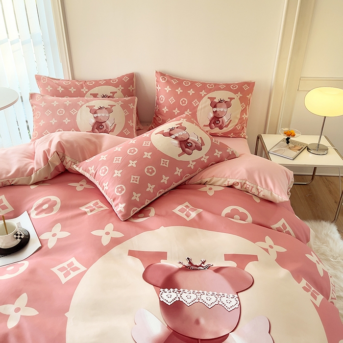 91家纺网 家纺一手货源 找家纺 色鬼布艺高端家居主号 2025秋冬新款网红款水洗棉四季款四件套 天使熊-粉