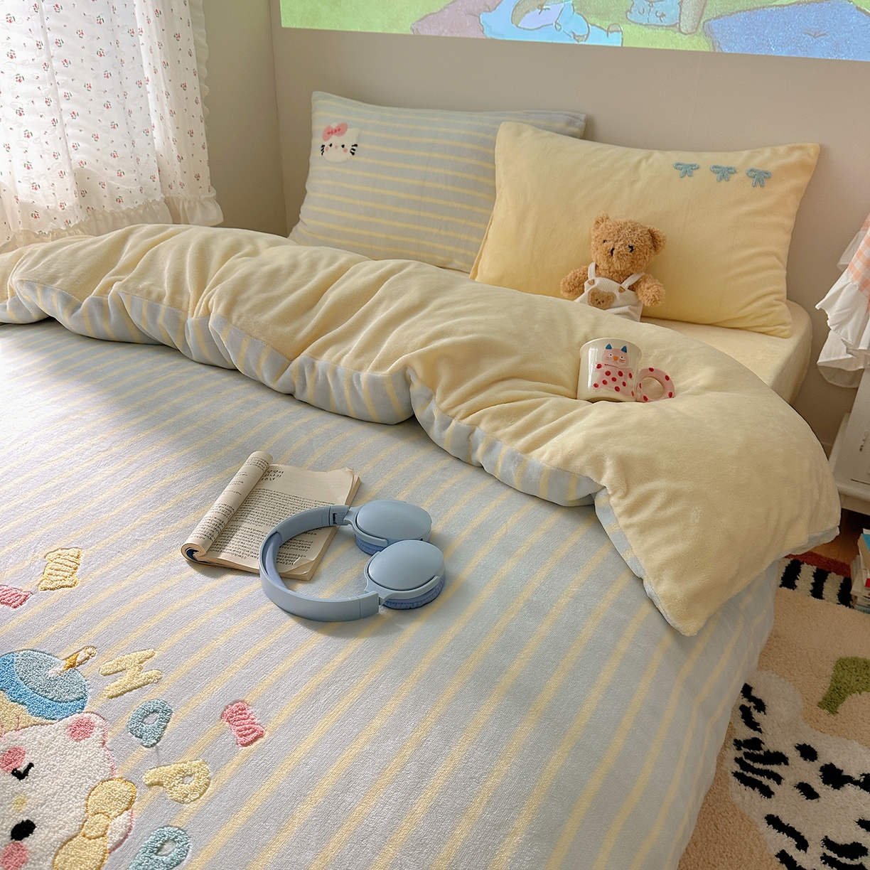 91家纺网 家纺一手货源 找家纺 桃子家居 2025新款A类兔毛贴布绣刺绣牛奶绒四件套 绒贴布绣-养乐多猫咪蓝黄