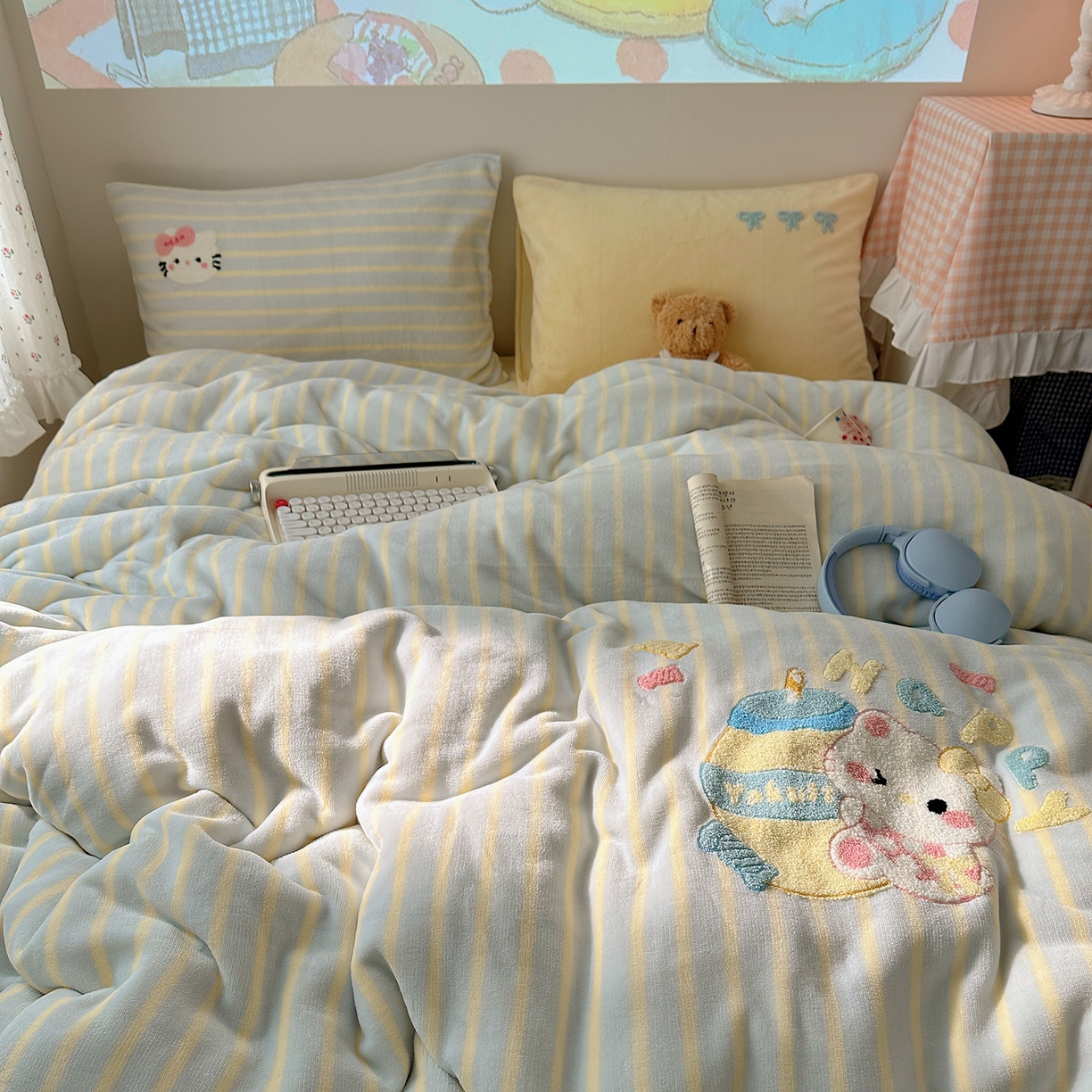 桃子家居 2025新款A类兔毛贴布绣刺绣牛奶绒四件套 绒贴布绣-养乐多猫咪蓝黄