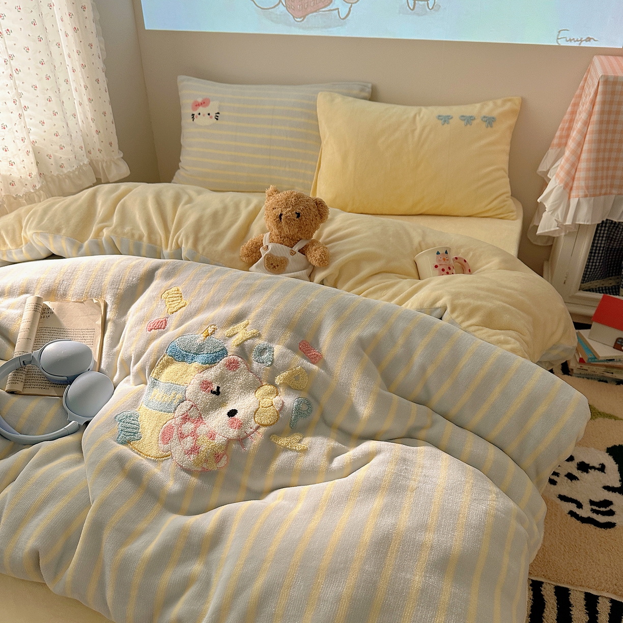 91家纺网 家纺一手货源 找家纺 桃子家居 2025新款A类兔毛贴布绣刺绣牛奶绒四件套 绒贴布绣-养乐多猫咪蓝黄