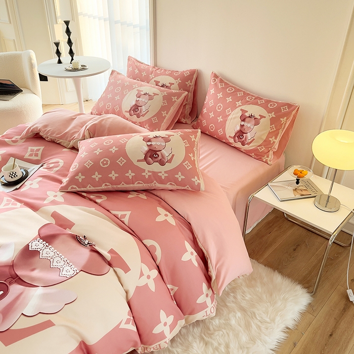 91家纺网 家纺一手货源 找家纺 色鬼布艺高端家居主号 2025秋冬新款网红款水洗棉四季款四件套 天使熊-粉