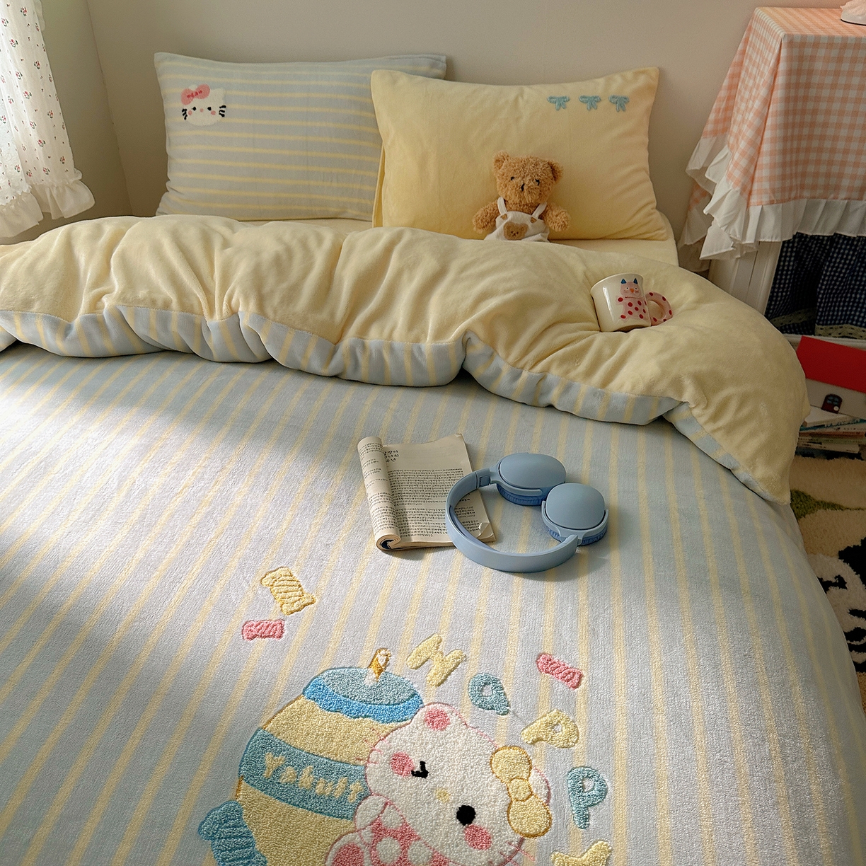 91家纺网 家纺一手货源 找家纺 桃子家居 2025新款A类兔毛贴布绣刺绣牛奶绒四件套 绒贴布绣-养乐多猫咪蓝黄