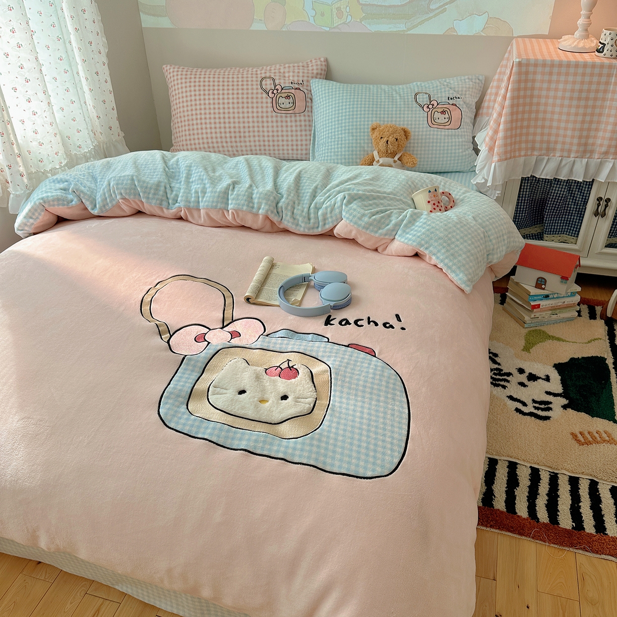 91家纺网 家纺一手货源 找家纺 桃子家居 2025新款A类兔毛贴布绣刺绣牛奶绒四件套 绒贴布绣-相机喵喵粉蓝