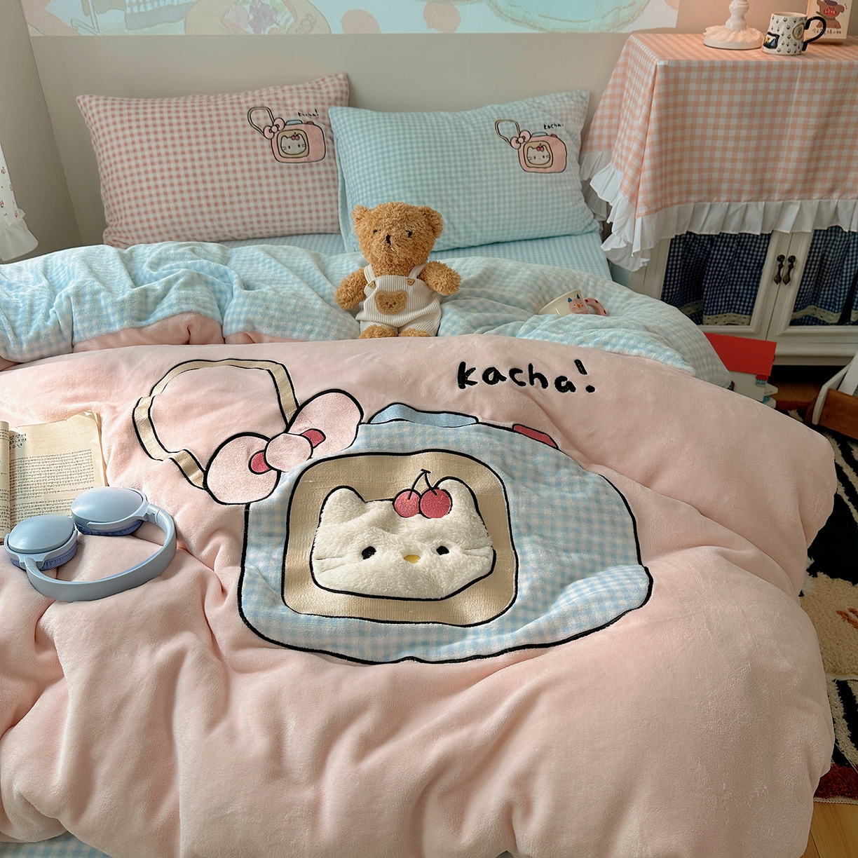 91家纺网 家纺一手货源 找家纺 桃子家居 2025新款A类兔毛贴布绣刺绣牛奶绒四件套 绒贴布绣-相机喵喵粉蓝