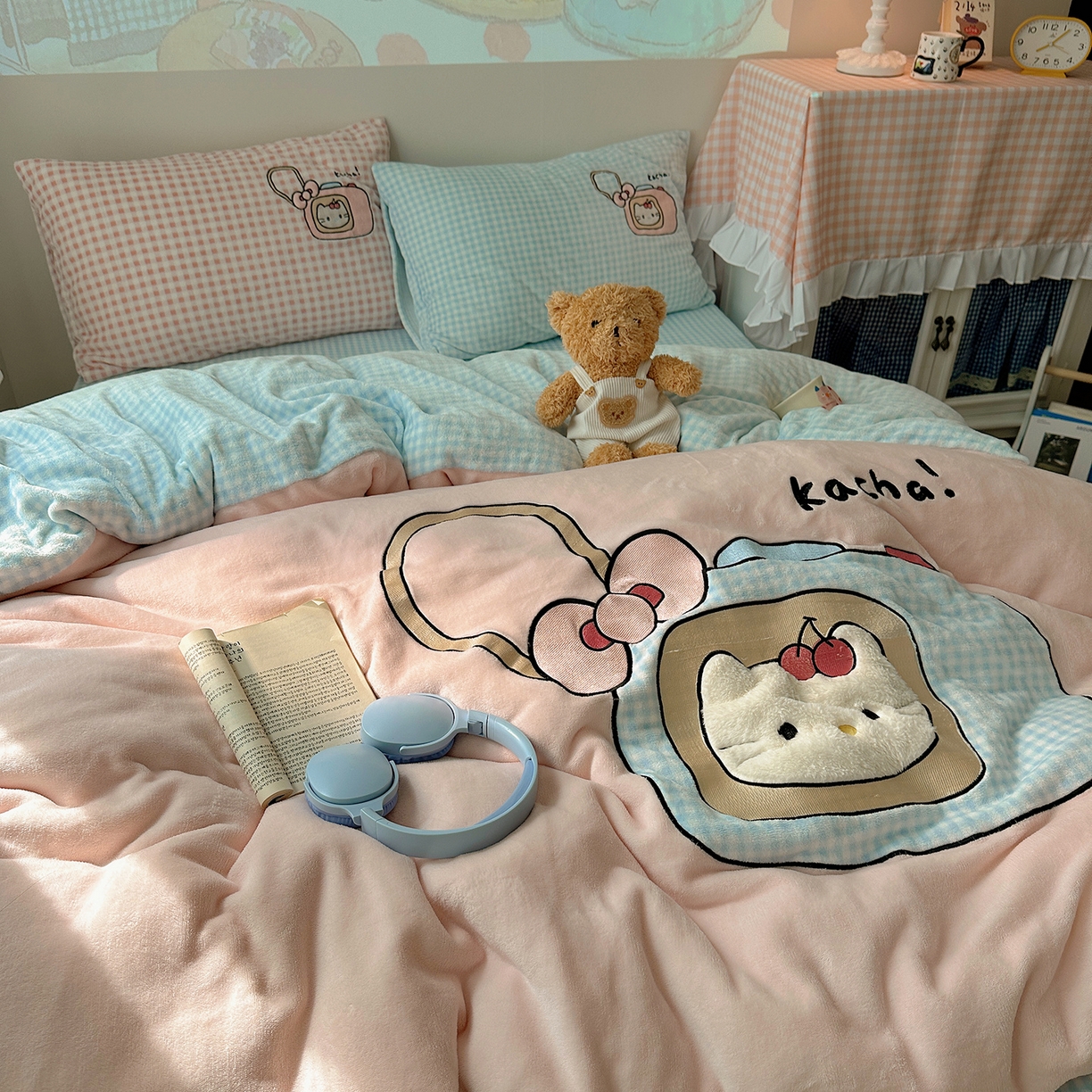 91家纺网 家纺一手货源 找家纺 桃子家居 2025新款A类兔毛贴布绣刺绣牛奶绒四件套 绒贴布绣-相机喵喵粉蓝