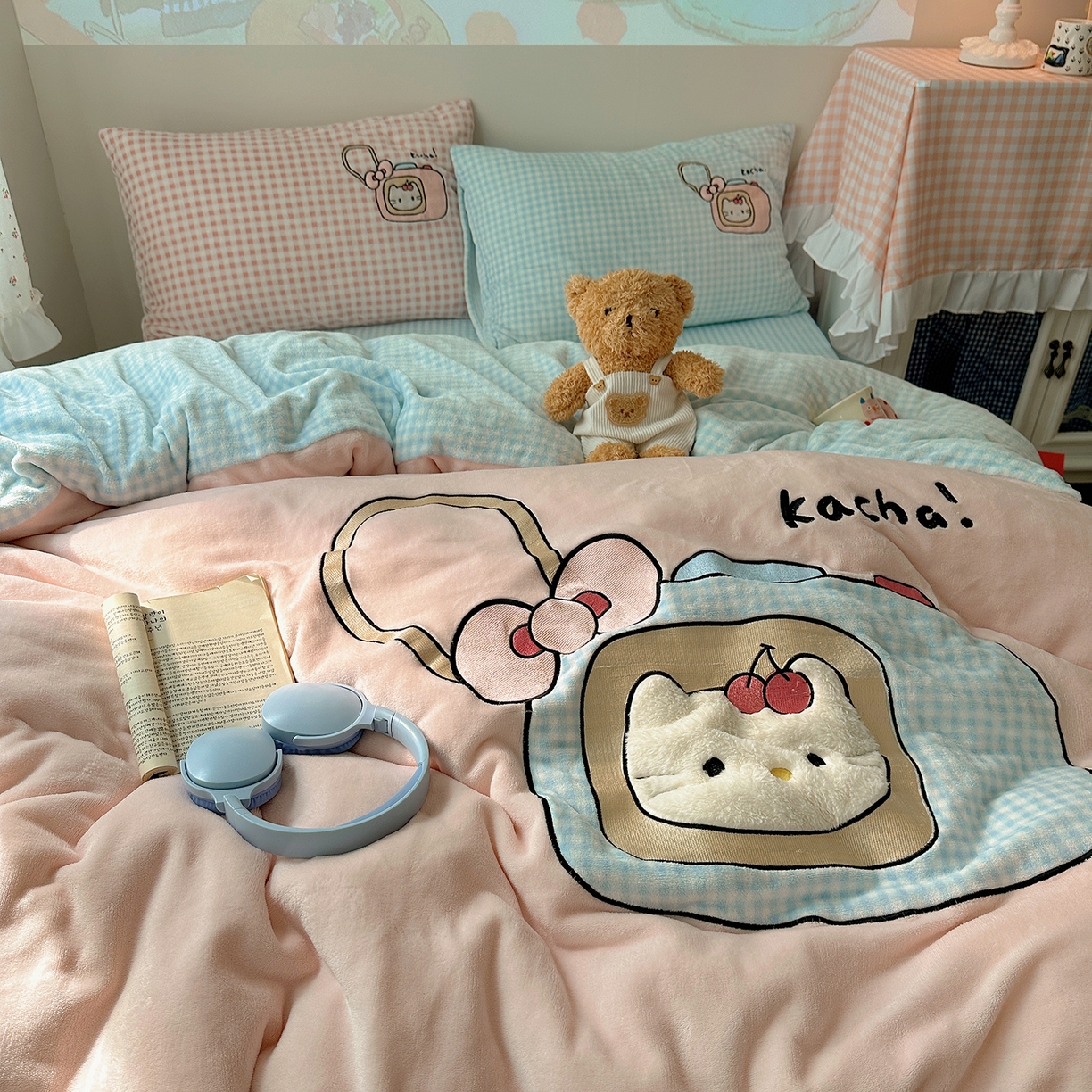 91家纺网 家纺一手货源 找家纺 桃子家居 2025新款A类兔毛贴布绣刺绣牛奶绒四件套 绒贴布绣-相机喵喵粉蓝