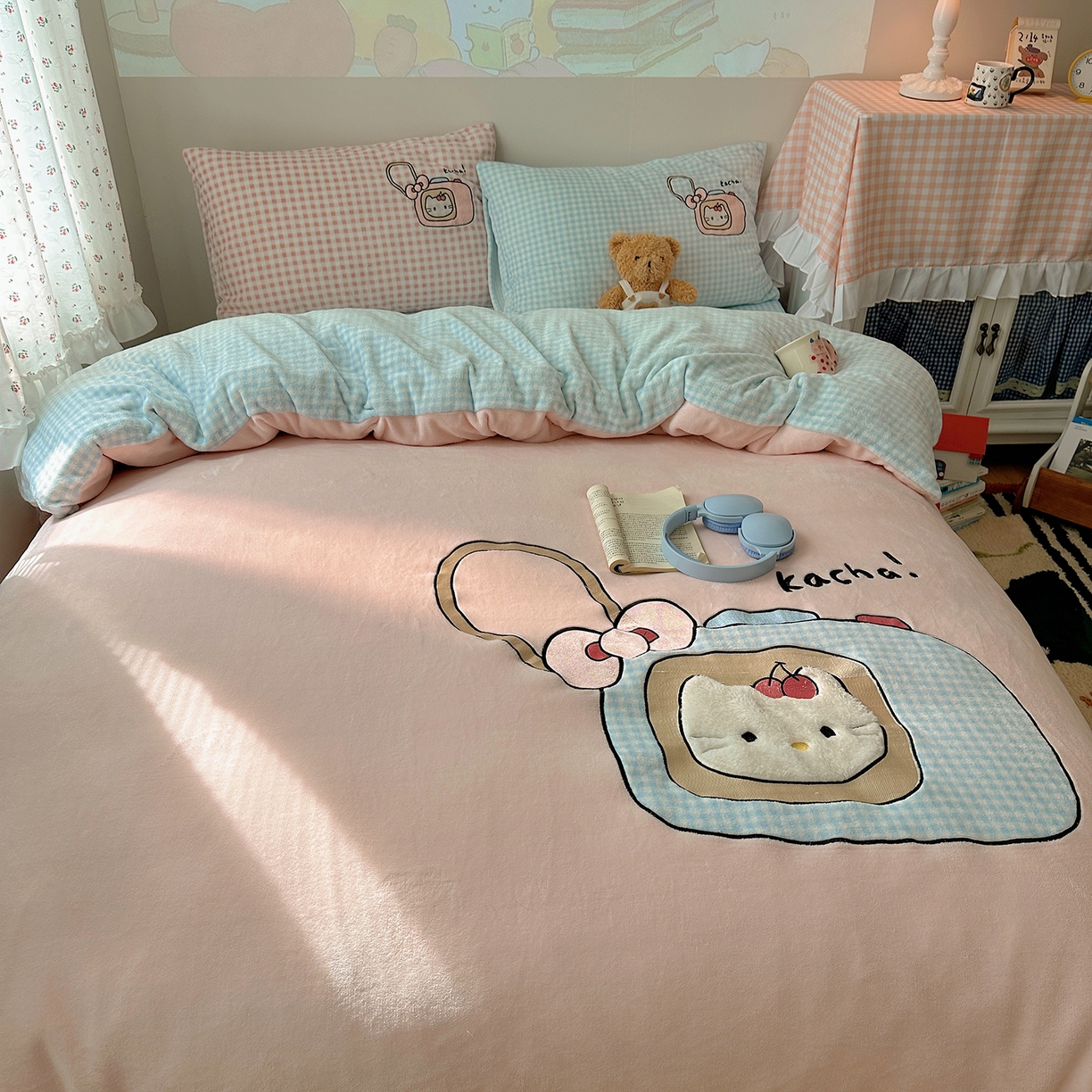 91家纺网 家纺一手货源 找家纺 桃子家居 2025新款A类兔毛贴布绣刺绣牛奶绒四件套 绒贴布绣-相机喵喵粉蓝