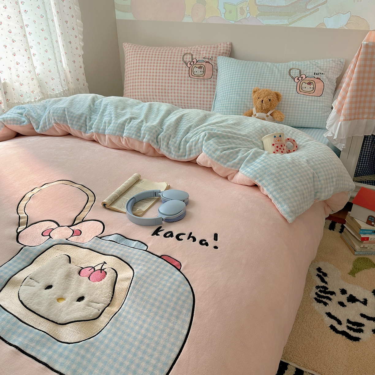 91家纺网 家纺一手货源 找家纺 桃子家居 2025新款A类兔毛贴布绣刺绣牛奶绒四件套 绒贴布绣-相机喵喵粉蓝