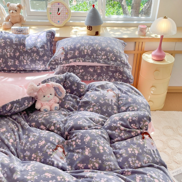 91家纺网 家纺一手货源 找家纺 典曼家纺 2025新款加厚保暖双面牛奶绒四件套 爱丽丝花园