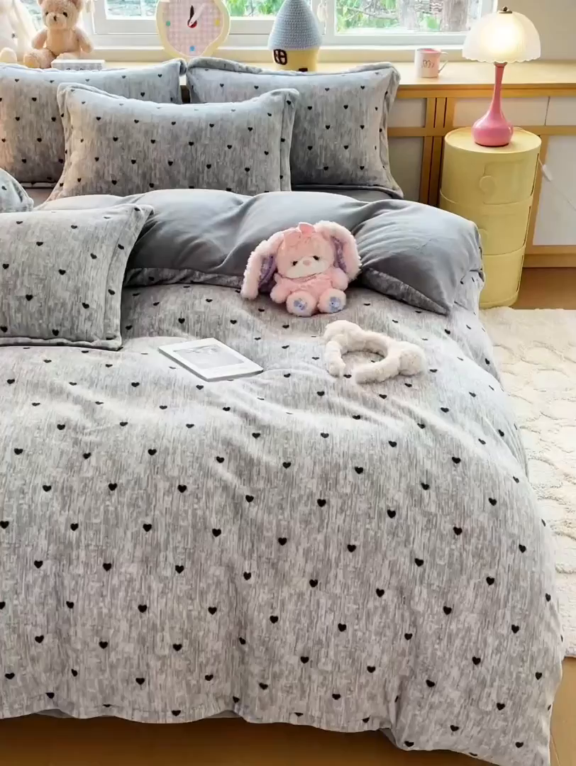 91家纺网 家纺一手货源 找家纺 典曼家纺 2025新款加厚保暖双面牛奶绒四件套 心动-灰