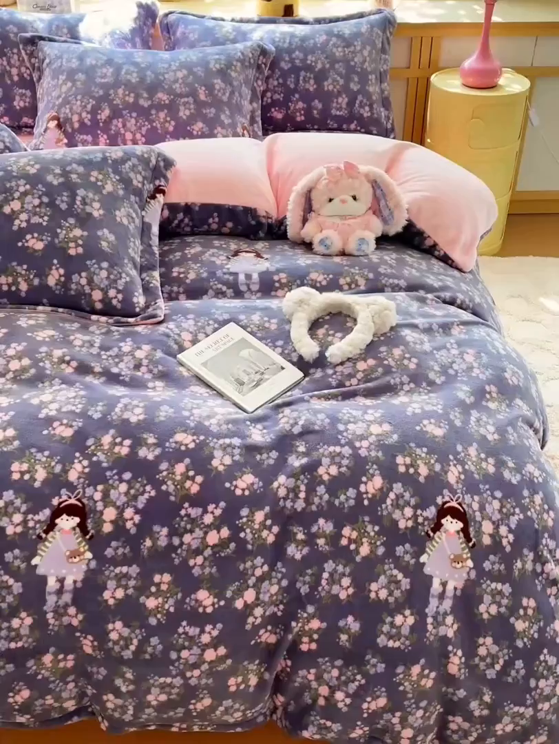 91家纺网 家纺一手货源 找家纺 典曼家纺 2025新款加厚保暖双面牛奶绒四件套 爱丽丝花园