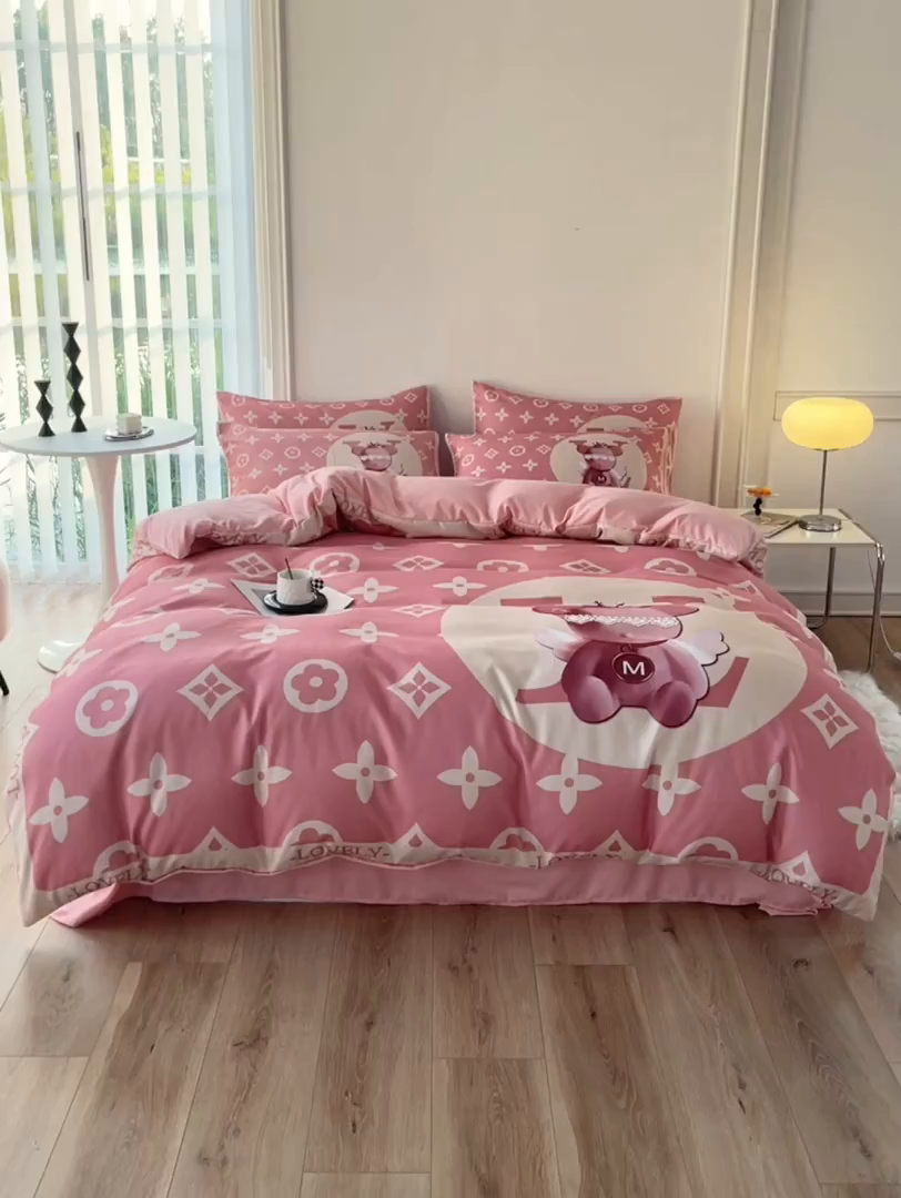 91家纺网 家纺一手货源 找家纺 色鬼布艺高端家居主号 2025秋冬新款网红款水洗棉四季款四件套 天使熊-粉