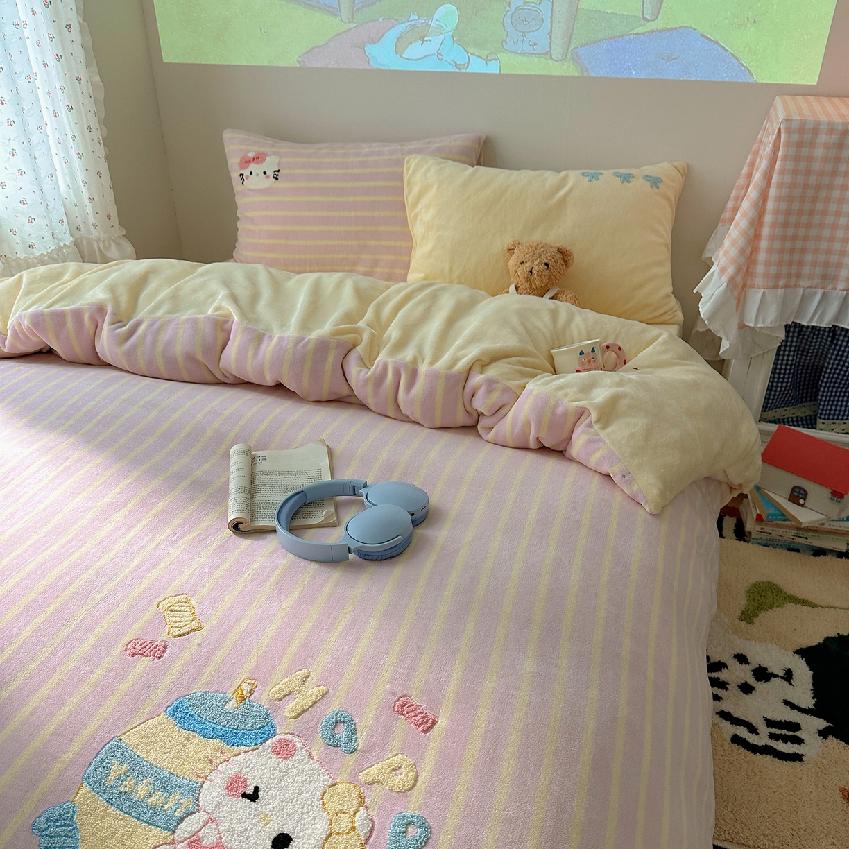 91家纺网 家纺一手货源 找家纺 桃子家居 2025新款A类兔毛贴布绣刺绣牛奶绒四件套 绒贴布绣-养乐多猫咪粉黄