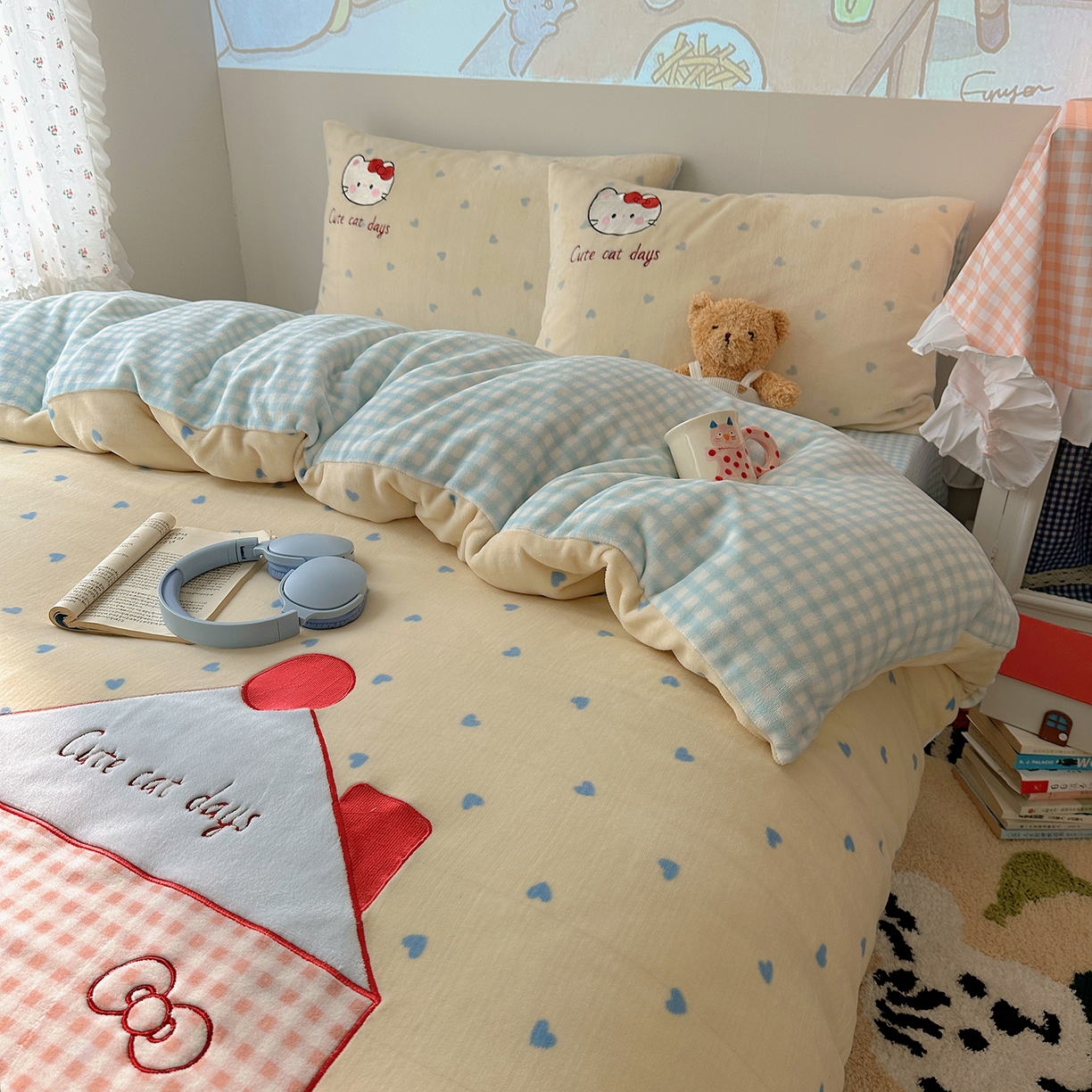 91家纺网 家纺一手货源 找家纺 桃子家居 2025新款A类兔毛贴布绣刺绣牛奶绒四件套 绒贴布绣-铅笔屋猫咪奶油蓝